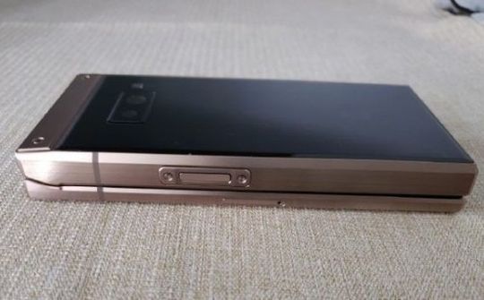 Lộ diện smartphone nắp gập Samsung W2019 thế hệ mới