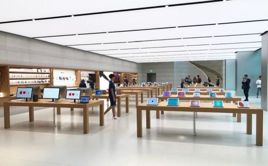 Apple ép cửa hàng bán lẻ trả tiền cho iPhone trưng bày