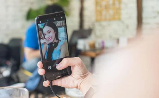 Huawei nova 2i được cập nhật tính năng Face Unlock và AR Selfie