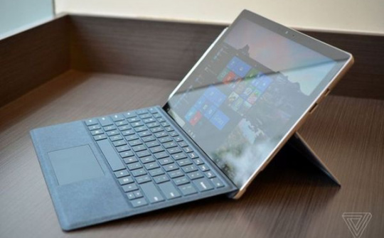 Microsoft ra mắt phiên bản Surface mới với giá chỉ 799 USD