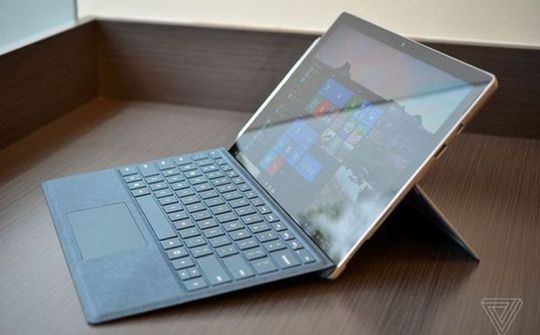 Microsoft ra mắt phiên bản Surface mới với giá chỉ 799 USD