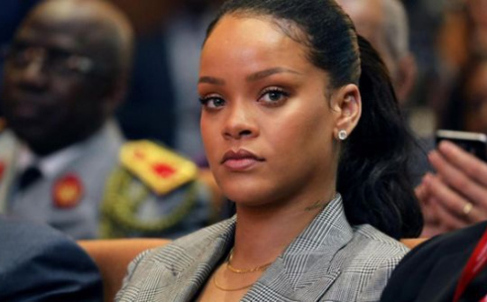 Rihanna chỉ trích, Snapchat mất 800 triệu USD