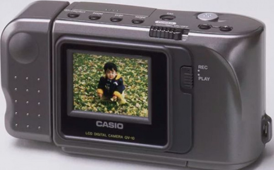 Vì sự bành trướng của smartphone, Casio từ bỏ thị trường máy ảnh compact