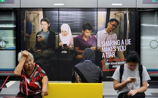 Malaysia thông qua một dự luật chống lại tin giả