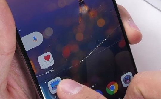 Huawei P20 Pro dễ bể màn hình, gây thất vọng cho người dùng