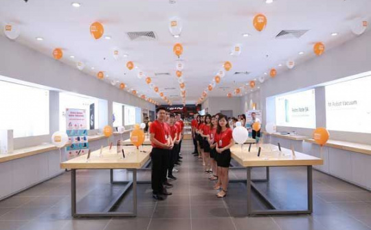 Fan xếp hàng dài trong ngày khai trương Mi Store ủy quyền đầu tiên tại Hà Nội
