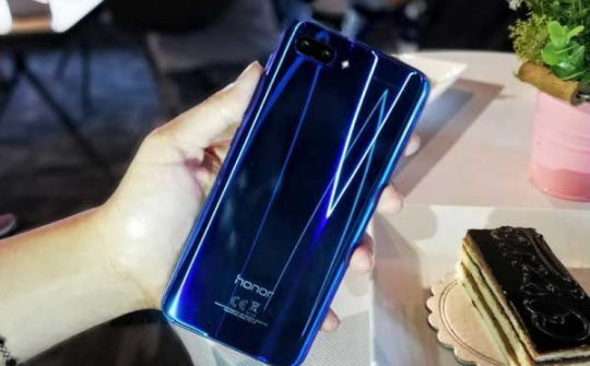Honor 10 ra mắt thị trường Việt với camera kép AI và màn hình gương Aurora