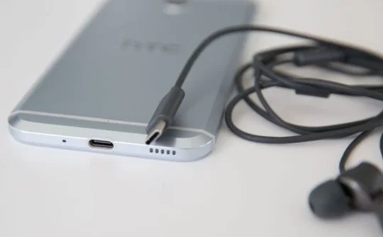 Smartphone Android không giắc tai nghe đang làm khó người dùng