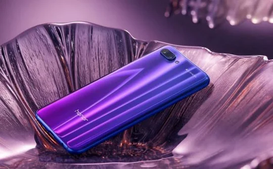 Honor 10 có giá bán chính thức 9,9 triệu đồng kèm nhiều ưu đãi khi đặt trước