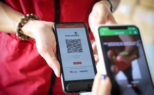 Vietcombank và J&T Express hợp tác ứng dụng QR trong thanh toán đơn hàng