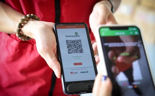 Vietcombank và J&T Express hợp tác ứng dụng QR trong thanh toán đơn hàng