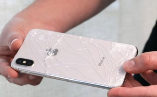 iPhone X dính thêm lỗi mặt kính camera dễ vỡ