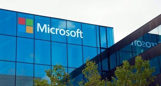 Cổ phiếu tăng mạnh, Microsoft vượt Google về giá trị vốn hóa