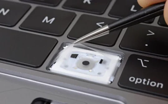 Apple chống bụi cho bàn phím MacBook Pro mới