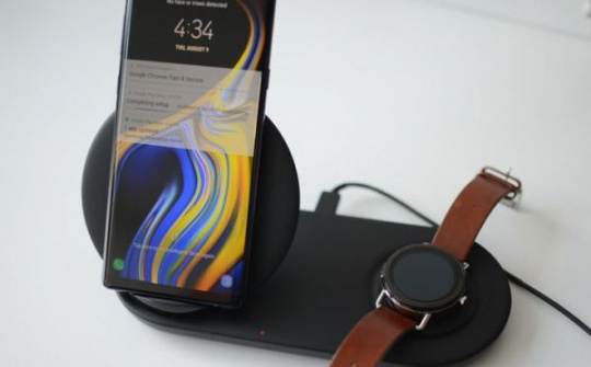 Samsung ra mắt bộ sạc không dây mới, có thể sạc đồng thời hai thiết bị