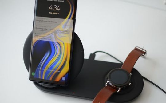 Samsung ra mắt bộ sạc không dây mới, có thể sạc đồng thời hai thiết bị