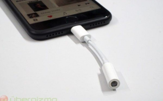 Apple không bán kèm adaptor tai nghe 3,5mm cho iPhone mới