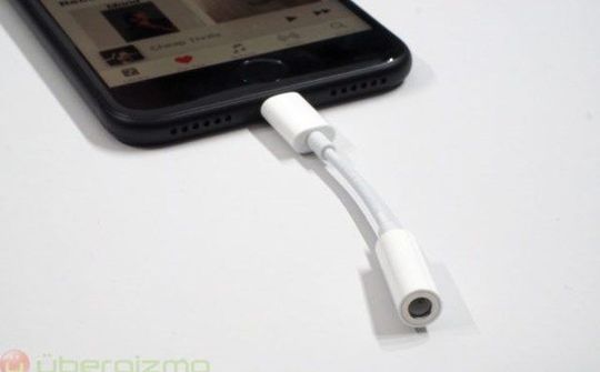 Apple không bán kèm adaptor tai nghe 3,5mm cho iPhone mới