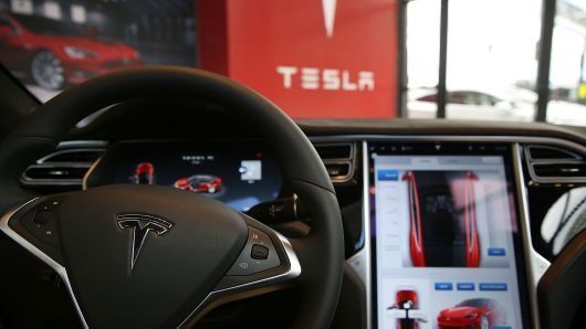 Tesla sắp tung công nghệ giúp xe tự chạy theo chủ như thú cưng