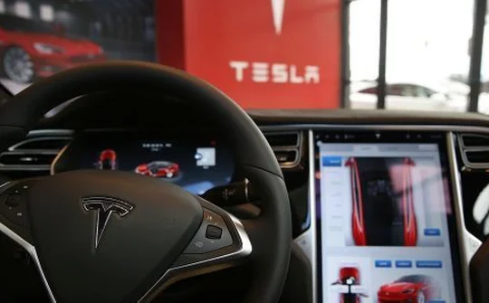 Tesla sắp tung công nghệ giúp xe tự chạy theo chủ như thú cưng