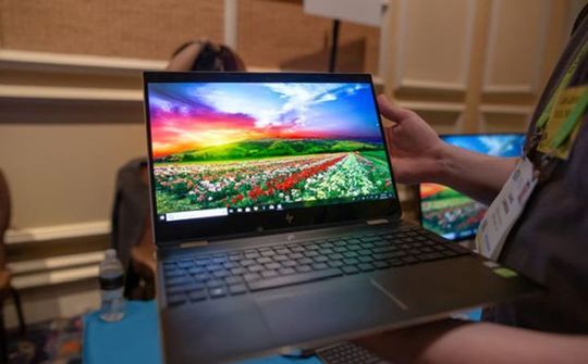 Samsung công bố tấm nền OLED 4K 15,6 inch đầu tiên cho laptop