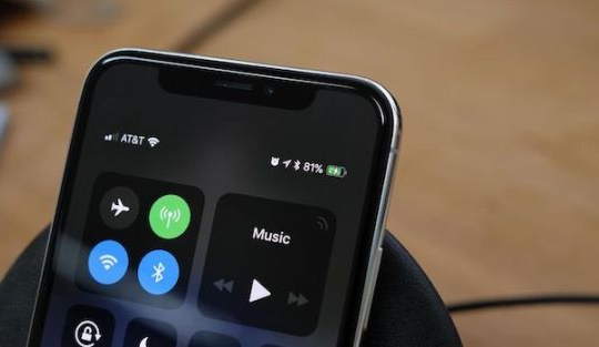 iPhone bán chậm do Apple giảm giá thay pin máy cũ