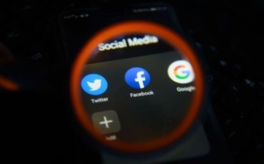 EC hối thúc Facebook, Google, Twitter quyết liệt hơn chống lại tin giả