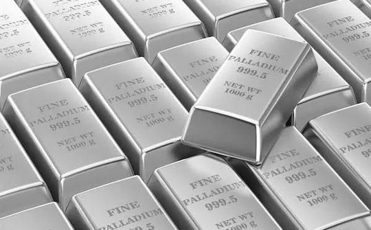 Nguyên liệu đầu vào khan hiếm, các nhà sản xuất pin điện rục rịch tăng giá