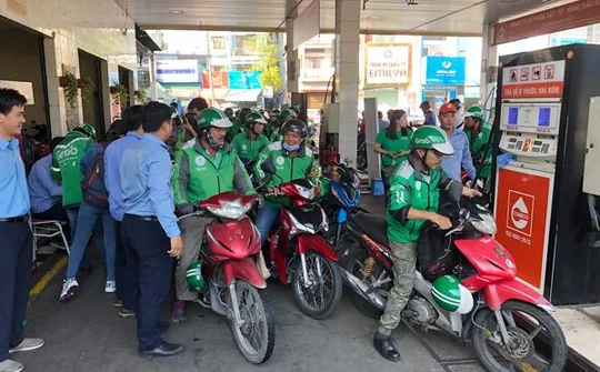 Khuyến mãi của MoMo khiến nhiều cây xăng bị "vây kín"