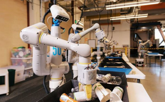 Alphabet khởi động chương trình robot phân loại rác