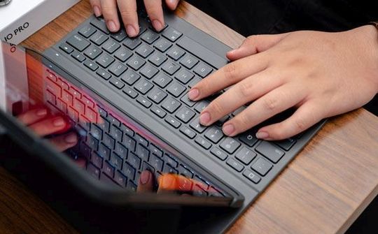 Logitech ra mắt bàn phím Slim Folio Pro cho iPad, giá bán từ 2,99 triệu đồng