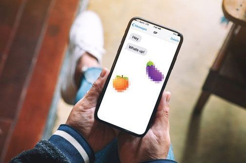 Facebook và Instagram cấm dùng biểu tượng có tính chất gạ tình
