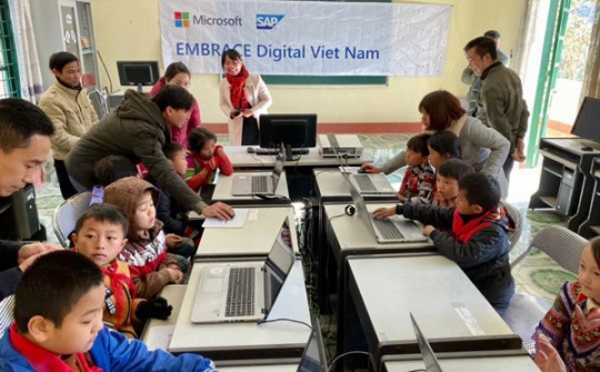SAP và Microsoft tặng thiết bị, phần mềm cho học sinh Lào Cai