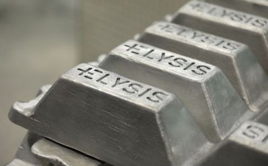 Mẻ nhôm không carbon đầu tiên của Elysis đã được Apple mua