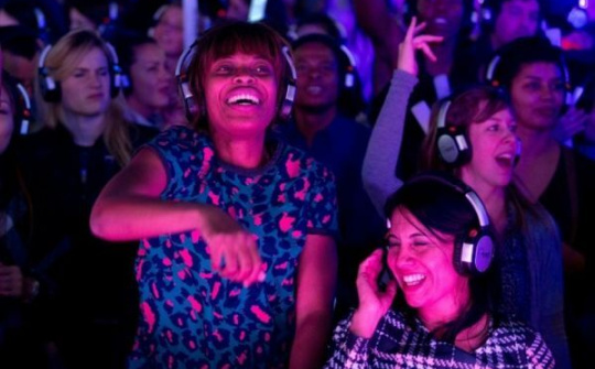 WHO: Sử dụng điện thoại thông minh có hại cho thính giác