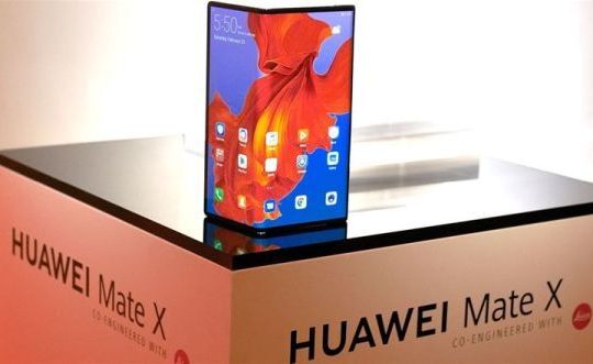 Huawei muốn vượt Samsung trong cuộc đua smartphone màn hình gập