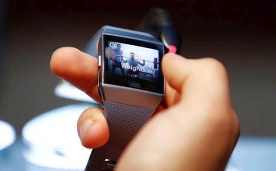 Fitbit ra mắt smartwacht giá rẻ cạnh tranh với Samsung, Apple