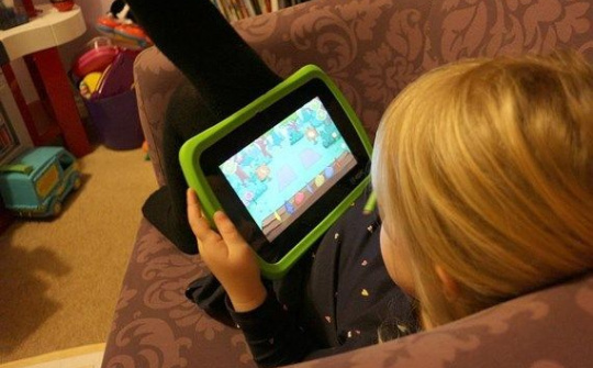 WHO khuyến cáo thời gian hợp lý để trẻ tiếp xúc với thiết bị điện tử