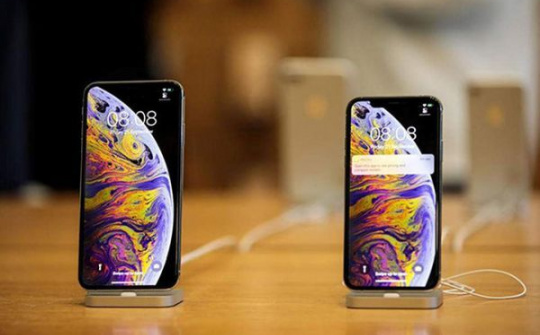 Cổ phiếu Apple tăng vọt dù doanh thu iPhone giảm