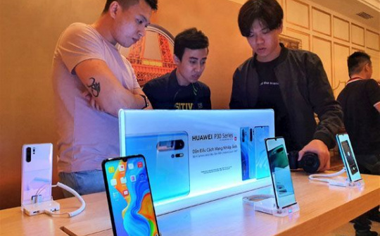 Huawei tính chuyện bán hết hàng cũ