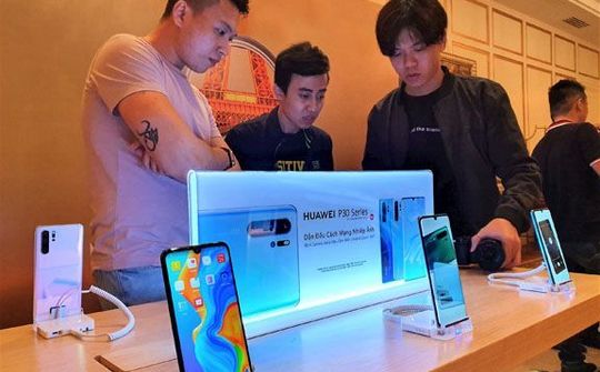 Huawei tính chuyện bán hết hàng cũ