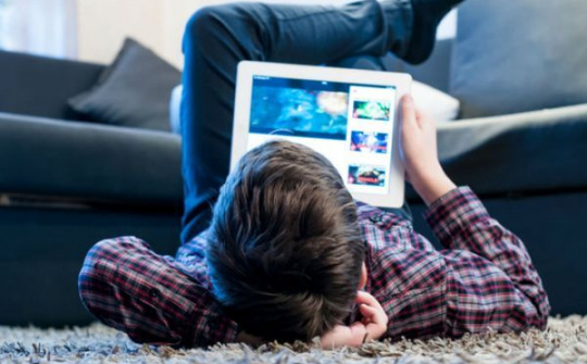 Trẻ nhỏ livestream YouTube phải có người lớn giám sát