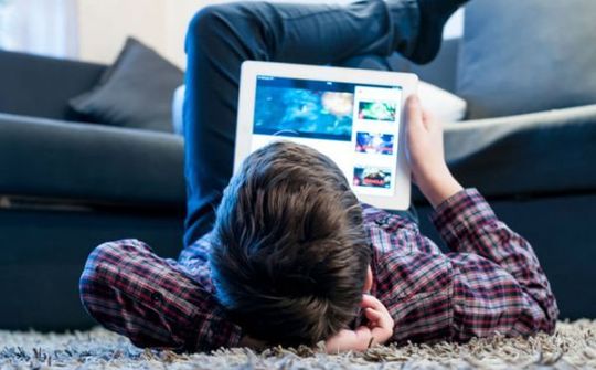 Trẻ nhỏ livestream YouTube phải có người lớn giám sát