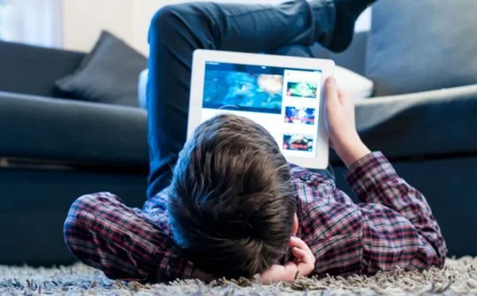 Trẻ nhỏ livestream YouTube phải có người lớn giám sát