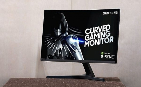 Màn hình chơi game cong CRG5 đến tay người dùng với giá gần 11 triệu đồng