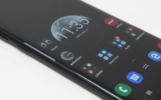 Đã đến lúc từ bỏ xu hướng smartphone màn hình cong?