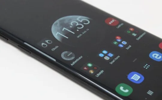 Đã đến lúc từ bỏ xu hướng smartphone màn hình cong?