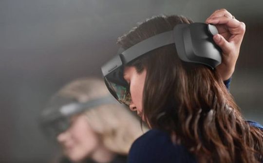 Microsoft sẽ bán HoloLens 2 vào tháng 9