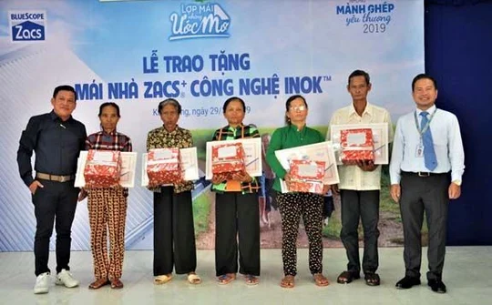 Tôn Zacs trao tặng 300 mái nhà cho người lao động nghèo