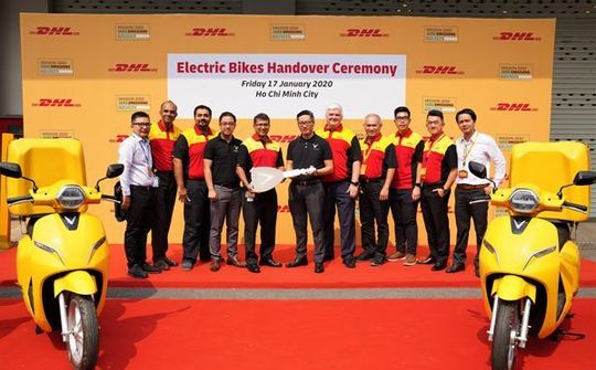 DHL Express bổ sung 10 xe máy điện cho giao nhận “xanh” tại Việt Nam